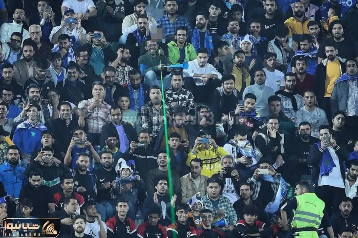 (عکس) نصب بنر جنجالی هواداران استقلال مقابل ساختمان فدراسیون فوتبال!