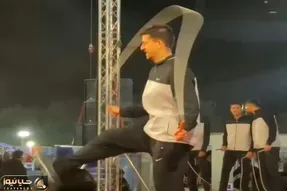 آواز محلی؛ پسره طناب بازه هم طنابشو میزنه هم مازنی و آذری میرقصه ملت ذوقیدن