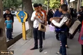 آواز خیابانی؛ دوره گرد انقدر زیبا و دلنشین می نوازه که مردم محو اجراش شدن!