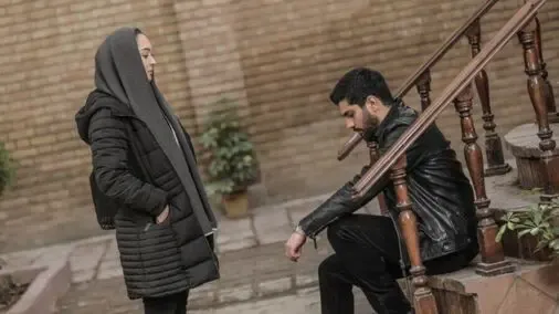 سکانس جنجالی لمس صورت نامحرم با دستکش ظرفشویی در سریال آقازاده + ویدیو