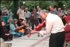آواز شاد؛ پیرمرد منعطف تو پارک آهنگ لب کارون رو میزنه وبندری میرقصه بنازم به جمعیت