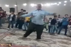 آواز شاد؛ پیرمرد زورگو وسط میرقصه هرکی جز خودش میاد واس عرض اندامو با عصا میزنه عالیه