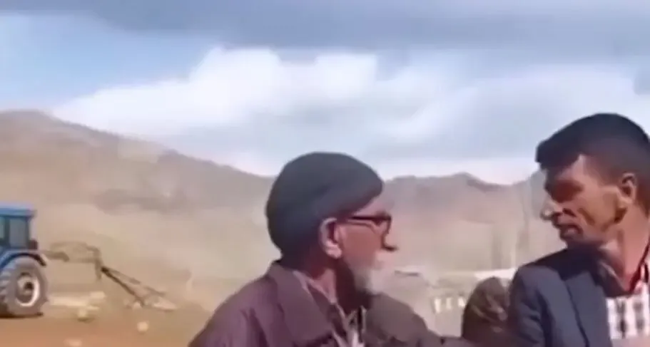 آواز شاد؛ ببینید این پیرمرد با این سن و سالش چه گرد و خاکی کرده با آهنگ ترکی وسط روستا