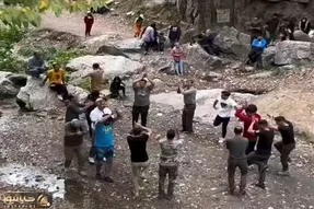 آواز محلی؛ پایکوبی کرمانجی عالی اینه ها خونوادگی اومدن وسط همه دارن نگاشون میکنن