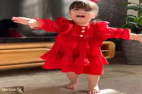 آواز محلی؛ دختربچه مثل گوجه گیلاسی گرد و قلمبه اس آذری میرقصه میخوای لپشو گاز بگیری