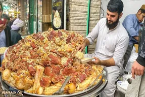 غذای خیابانی؛ کوه عظیمی از طلایی پلو مخصوص پاکستان که گوشه پیاده رو طبخ و سرو میشه
