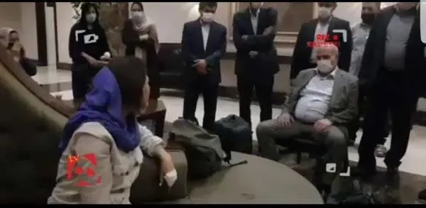 (عکس) مدل نشستن بی ادبانه عیسی کلانتری مقال خبرنگاران اتوبوس مرگ