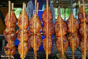 غذای چندش؛ قورباغه رو سلاخی کردن و تو شکمش رو پر میکنن دختره با گریه میخوره