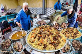 غذای خیاابانی؛ کابلی پلوی غول پیکر افغانی که ۴۰ کیلو گوشت پخته شده ریختن تو دیگ