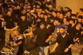 آواز جگرسوز؛ مهدی عبدی و علی علیپورتو عاشورای حسینی تو ازدحام کشون کشون هیئت چرخوندن