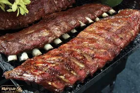 کباب کردن دنده گوسفند به سبک این زوج غارنشین افغان