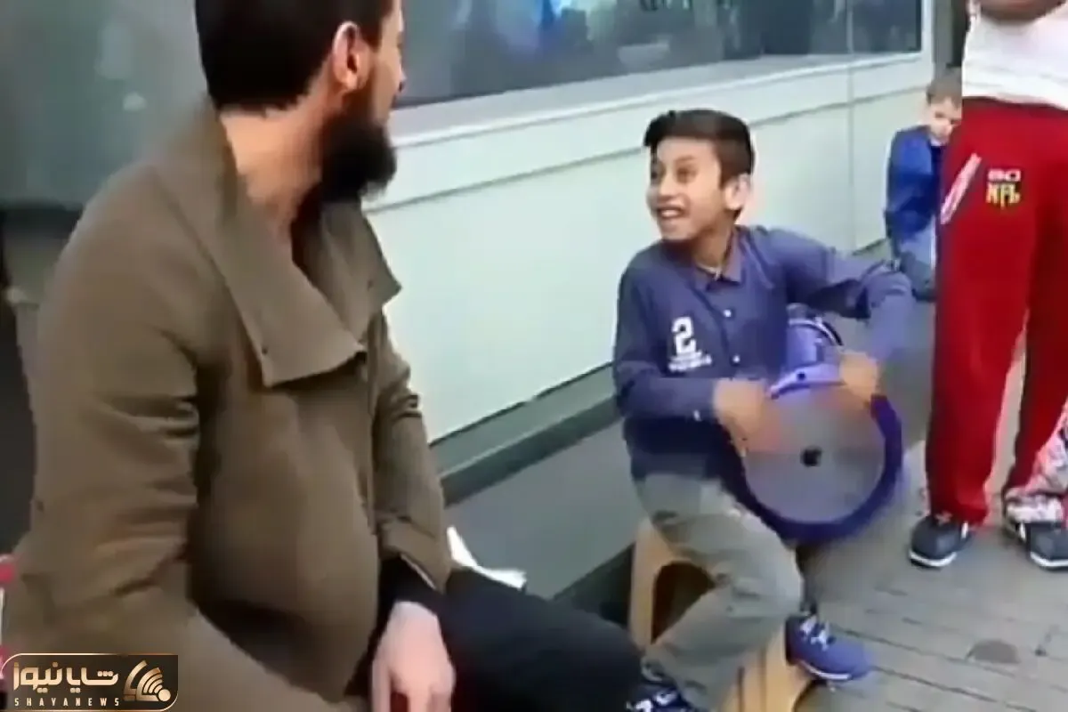 آواز خیابانی؛ پدر و پسری که با تیمپو آهنگ زورخانه ای میزنن؛ فقط پسر بچه رو نگاه!
