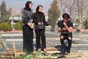 آواز احساسی؛ پسره رفت سر قبری که خانوما وایساده بودن جوری خوند گریه شون بند نیاد