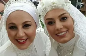 سلفی ‌بهنوش‌ بختیاری و سحر قریشی در ماشینی لاکچری!