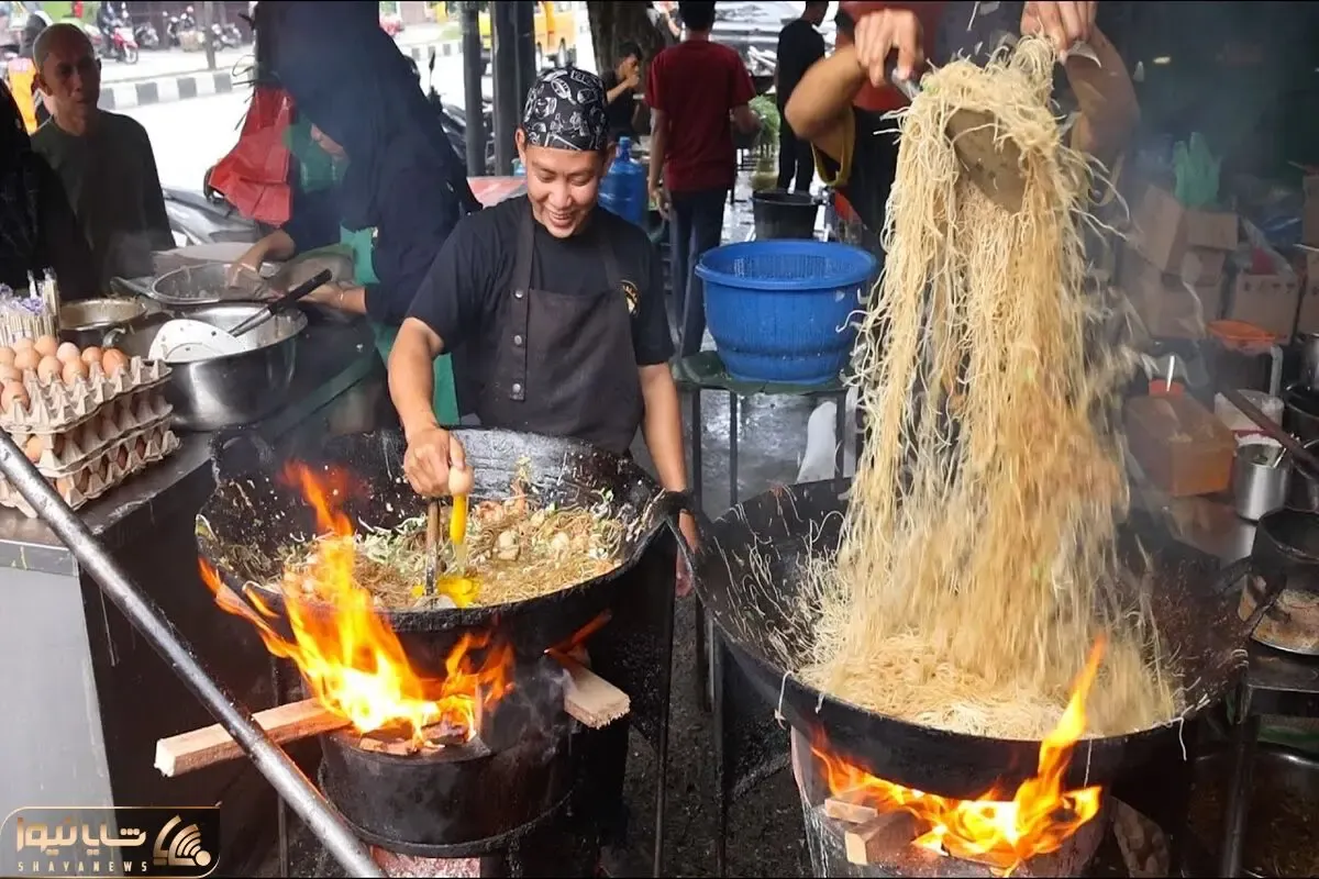 غذای خیابانی؛ صبحانه جذاب کنار جاده ای با نودل و تخم مرغ که تو کاغذ لقمه پیچ میشه