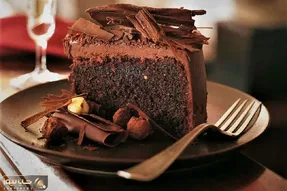 آموزش آشپزی؛ طرز تهیه کیک شکلاتی کافی شاپی با سس شکلات