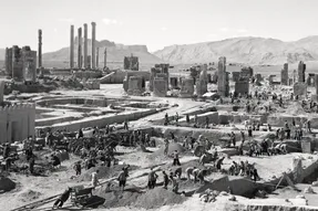 ایام قدیم؛ بیرون کشیدن تخت جمشید از زیر خاک 100 سال پیش قبل از مرمت