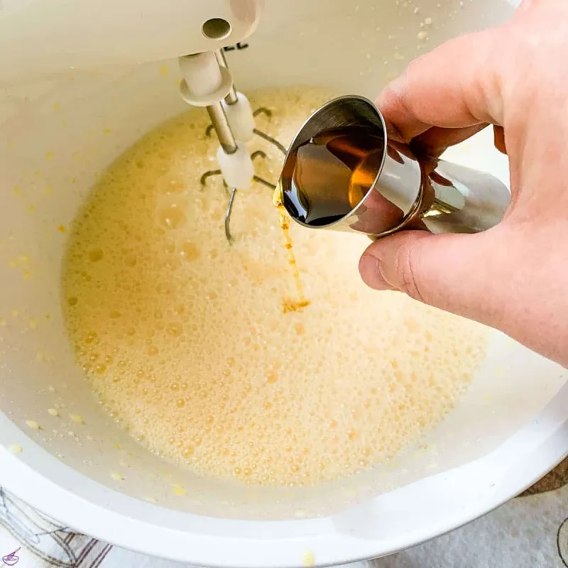 روغن مایع را به مخلوط تخم مرغ، شکر و وانیل اضافه کنید