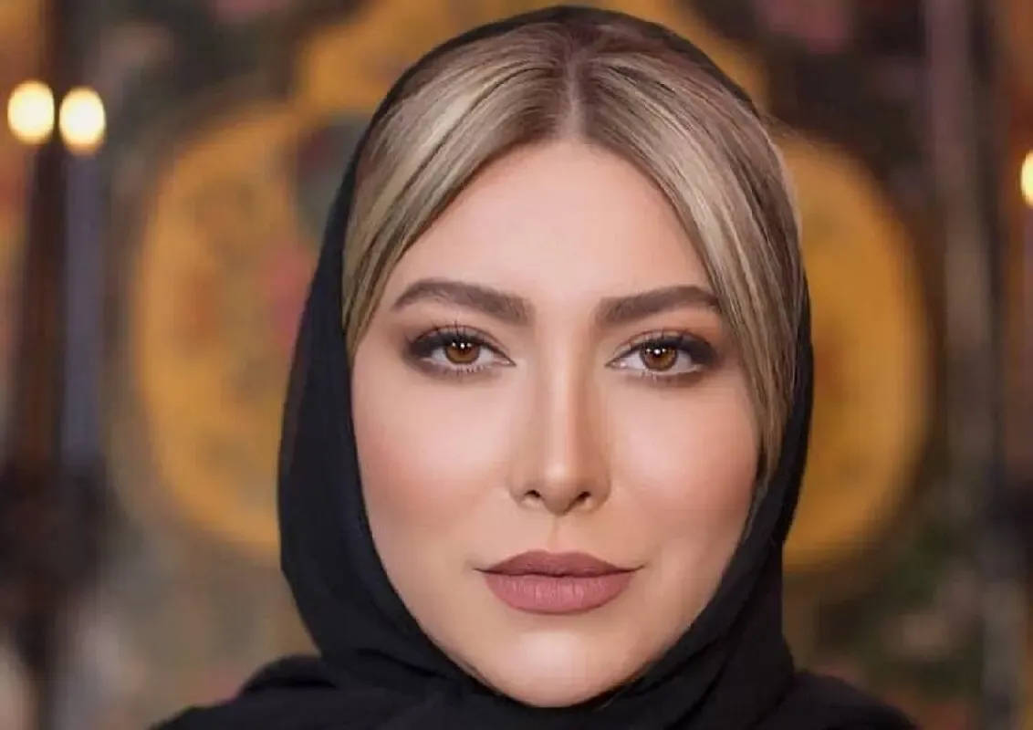 عکس فریبا نادری در آسانسور با گوشی 50 میلیونی اش!