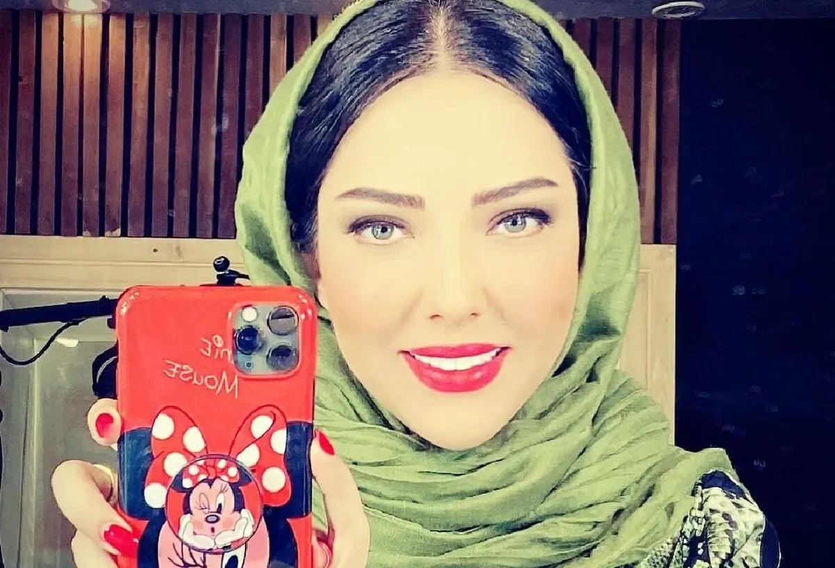 ست رژ و لاک خانم بازیگر با قاب گوشی مینی موسش! +عکس