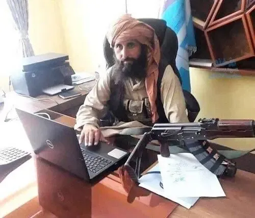 تصویری عجیب از میز کار رئیس بانک مرکزی طالبان