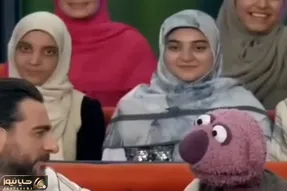 آواز شاد؛ وقتی جناب خان چشم احلام رو دور دیده هی برا خانومای پشتش تیک و تاک میاد
