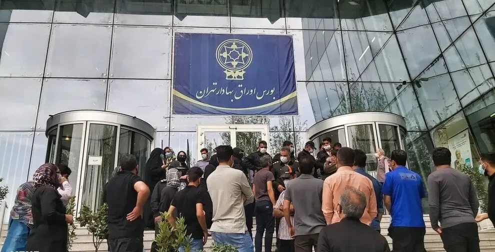 (تصاویر) تجمع سهامداران خشمگین مقابل سازمان بورس