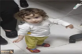 آواز شاد؛ بچه جوجه با سرمی که وصلشه یجور چپ و راستی نانای میکنه میخوای بله کنی بخوریش