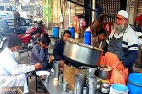 غذای خیابانی؛ ببینید این پیرمرد آراسته عصرونه چه خوراک دلچسب و ارزونی میده دست مشتری