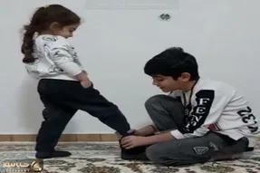 آواز احساسی؛ پسربچه با یه صدای سوزناکی موقع پا کردن کفش برا خواهرش خوند آبجیش بغض کرد
