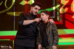 آواز شاد؛ آرون افشار با برادرش چه خفن آهنگ خندهاتو قربون میخونن کپی برابر اصل رقصشونو