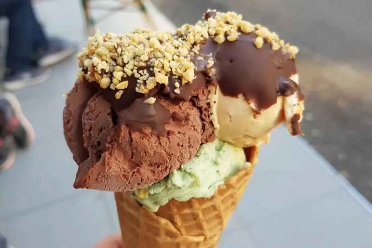 بستنی فروش و مشتریاش تو دنیا معروف شدن | ویدیو