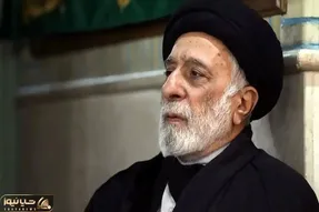 (ویدئو) بوسه برادر رهبر شهید انقلاب بر تابوت ایشان و زهرای 14 ماهه
