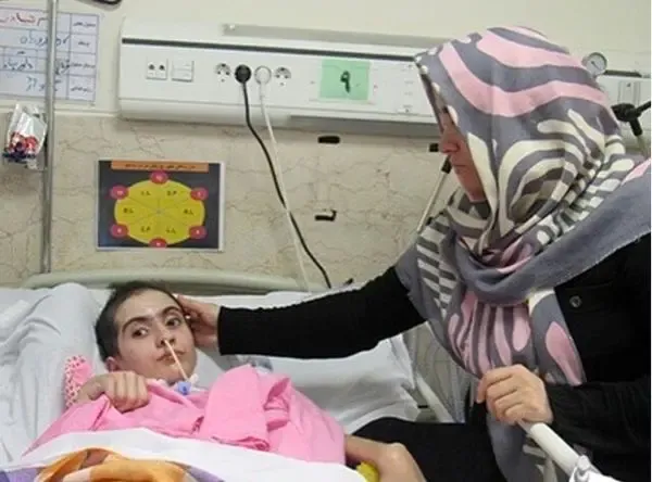 (عکس) زندگی این دختر به برق وابسته است!