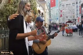 آواز خیابانی؛ آقای ریش جو گندمی که با همخوانی پیرمرد آهنگ داغ یک عشق قدیمو ترکوند