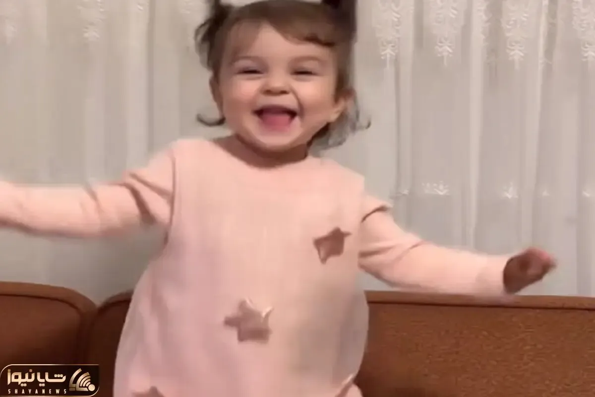آواز شادونه؛ دختر ریزه انگار عروسک کوکیه کوک شده اس رو دور تند رقص پای آذری میره بلا