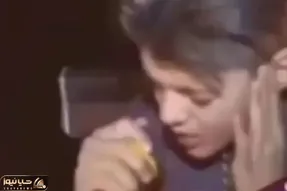 آواز اصیل؛ پسر دوستداشتنی فسقلی چه با خلوص آهنگ من عاشق شبگردم رو میخونه بند و بساطشو