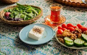 چه چیزی هایی را نباید با پنیر بخوریم؛ ۱۶ ماده غذایی ممنوعه