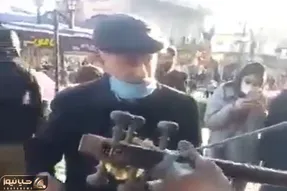 آواز اصیل؛ صدای خوش و پر مسمای پیرمرد خوشتیپ که مردم رو دور خودش جمع کرده انقدر محشره