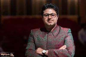 آواز ماندگار؛ حجت اشراف زاده لب ساحل با چه ادا و اطواری آهنگ باتو ای عشق رو میخونه