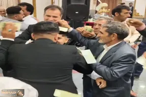 آواز محلی؛ داداش دوماد انقد قشنگ آذری رقصید کل فامیل خودشون و عروس شاباش بارونش کردن