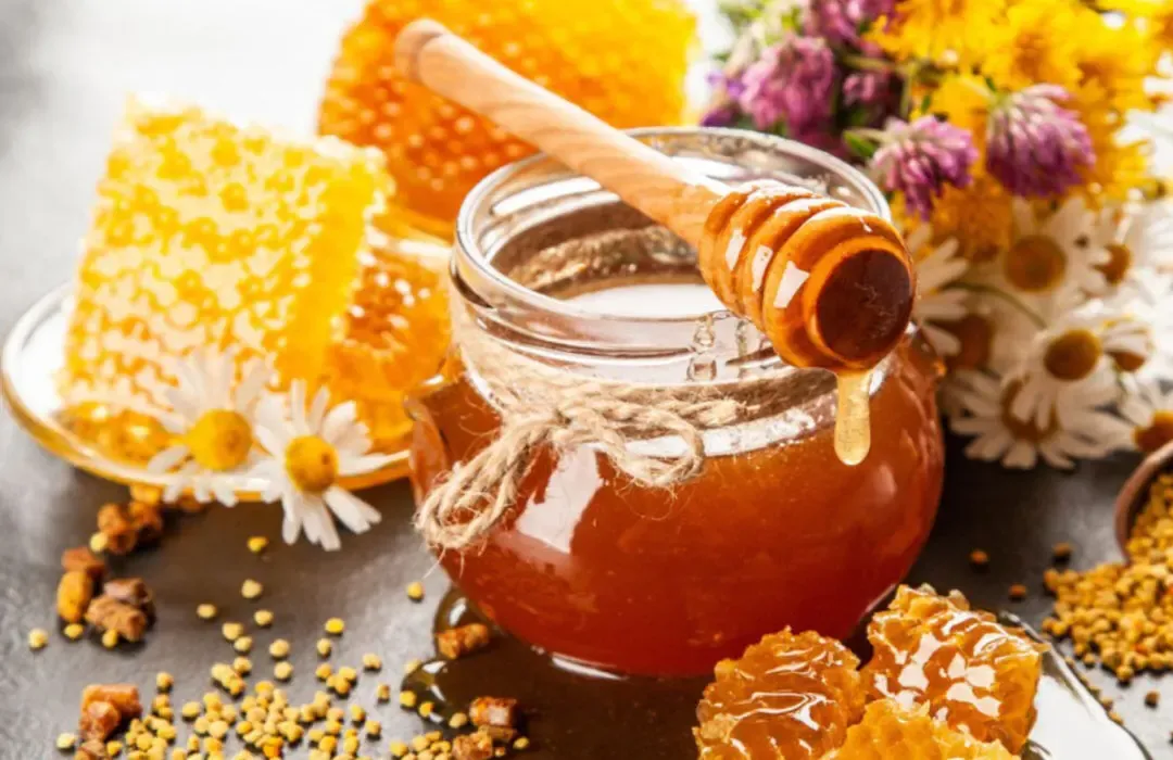 هفت خاصیت بی نظیر عسل؛ از درمان جای زخم تا موهایی ابریشمی