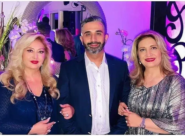 (عکس) تصویری دیده نشده از فریبا و لیلا خواهران فروهر در کنار مادرشان