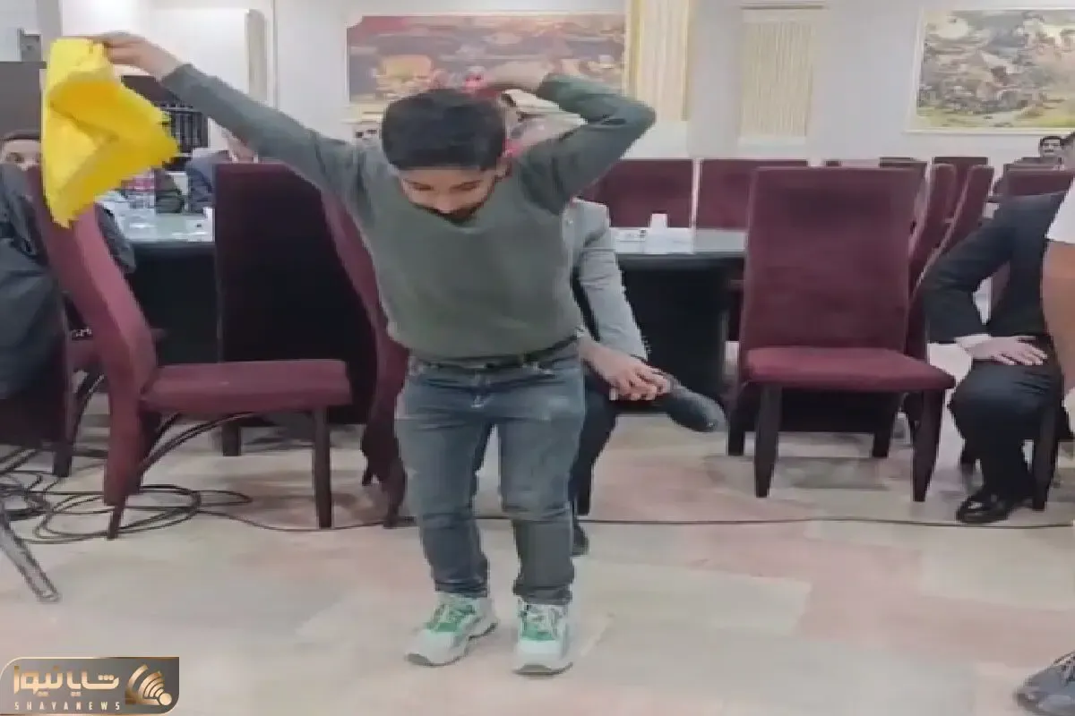 آواز شاد؛ رقص سرچوبی پسربچه تو عروسی بزرگان رو انگشت به دهن کرد اقتدارش تنتو میلرزونه