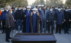 (ویدیو) اقامه نماز توسط شیخ حسن انصاریان بر پیکر علی انصاریان