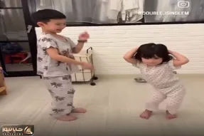 آواز شاد؛ دختربچه قد نخود با ناز و افاده میرقصه داداش مهربونشم با ذوق براش دست میزنه