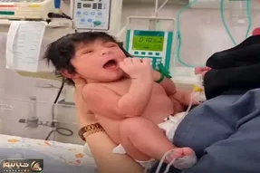 آواز شاد؛ نینی بلا موهاشو هر مدل شونه میکنن یه جور خاص ژست میگیره دلت میره