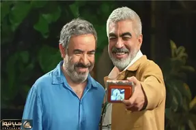 سکانس شاد/شنا کردن حسن معجونی در استخر مارهای کوچک/نگرش جذاب نسبت به مرگ و زندگی