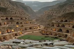 معماری خلاقانه؛ قبیله شهرگریز تو کوه ها خونه ساختن جای لامپ مشعل دارن شبش رویایی میشه