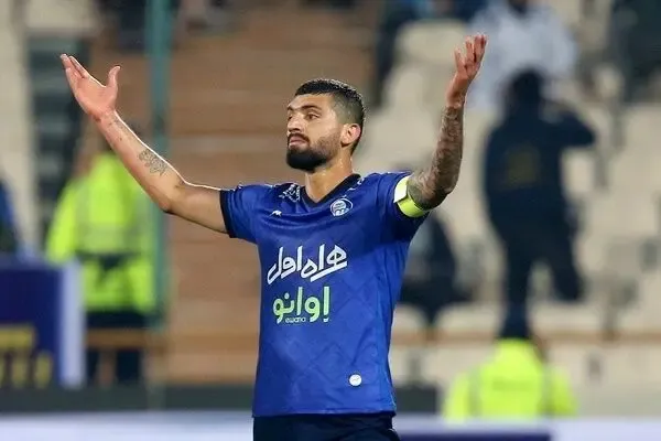 (عکس) خداحافظی بازیکن استقلالی با هواداران